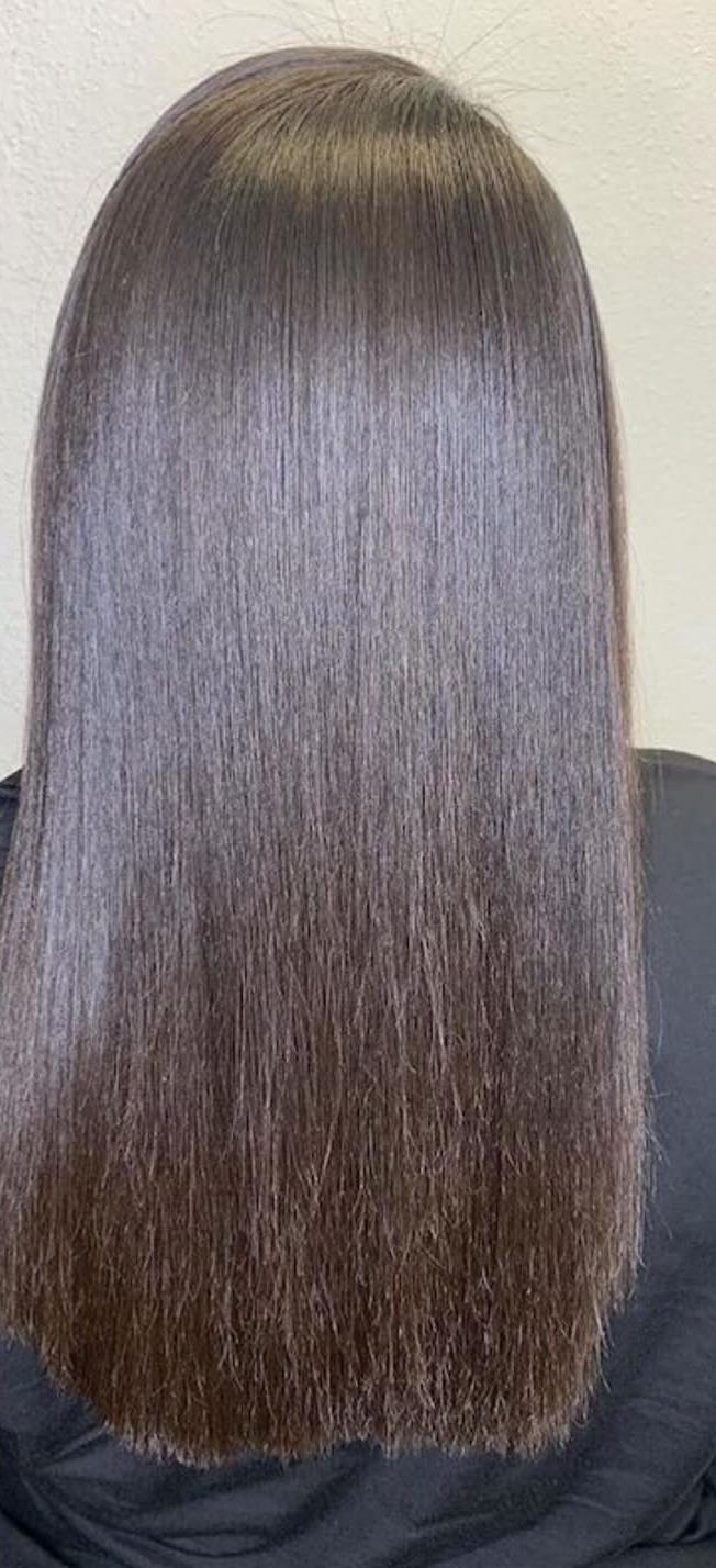 Mêmes cheveux lisses et brillants après le lissage