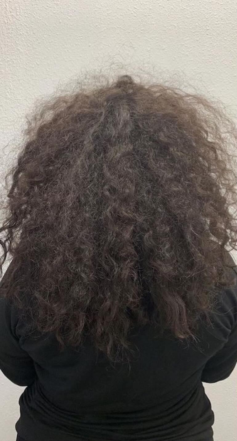 Cheveux bouclés et frisottés avant le lissage
