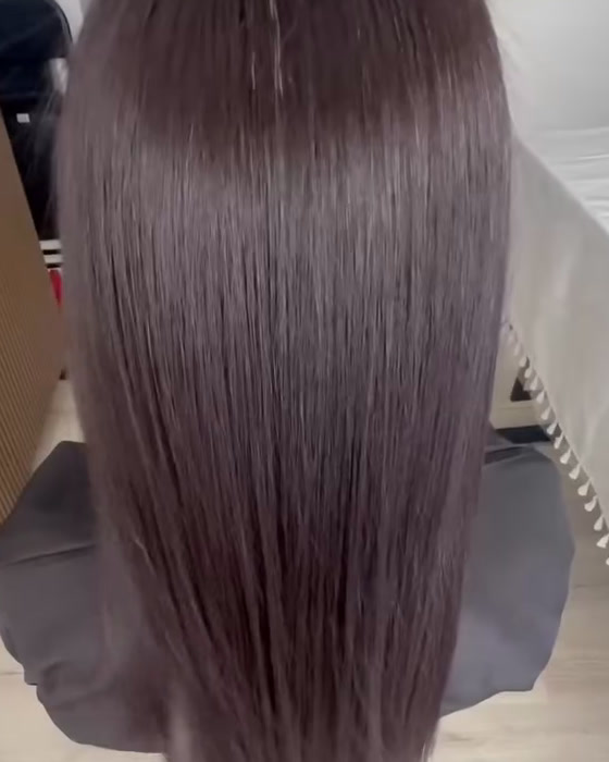 Cheveux longs lissés, brillants et très droits, vus de dos